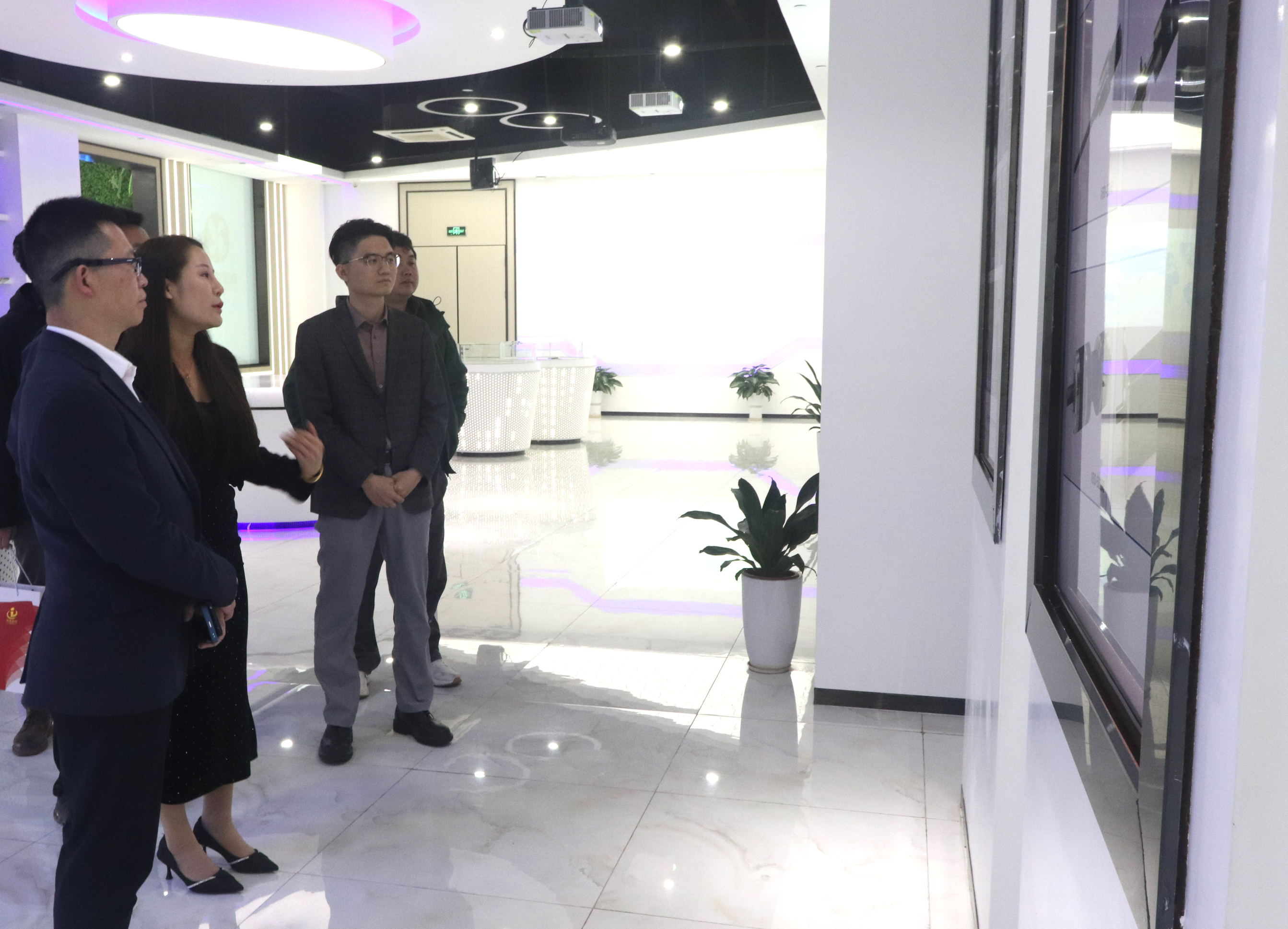 熱烈歡迎龍崗一行蒞臨鑫寶達參觀、指導工作 熱烈歡迎龍崗一行蒞臨鑫寶達參觀、指導工作